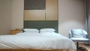 依旧顶级美女，包臀裙肉丝这妹子好骚，手指猛扣骚穴，穿着高筒靴操，多种姿势爆操