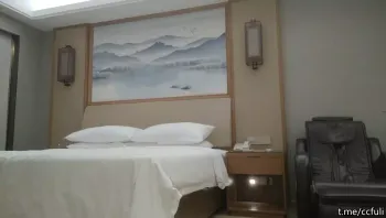 【换妻探花】约一对夫妻交换4P，KTV唱歌撕开丝袜扣穴，回到酒店进入正题，一人一个淫乱爆操